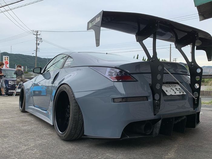 Nissan 350z ala Slantnose, terlihat fender dibikin melar, dan GT wing yang tinggi 