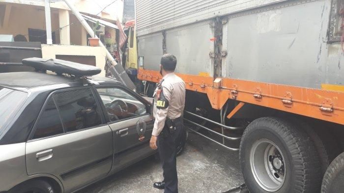 Mazda Interplay kena sundul truk tronton sebelum hantam rumah warga di Kebon Jeruk, Jakarta Barat