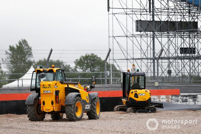 Pihak FIA menambah crash barrier di titik Daniil Kvyat mengalami crash