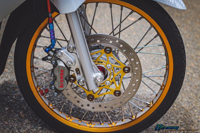 Pakai pelek jari-jari dan kaliper rem Brembo