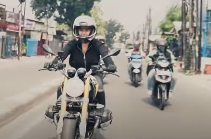 Nikita Mirzani saat riding pakai moge kasayangannya