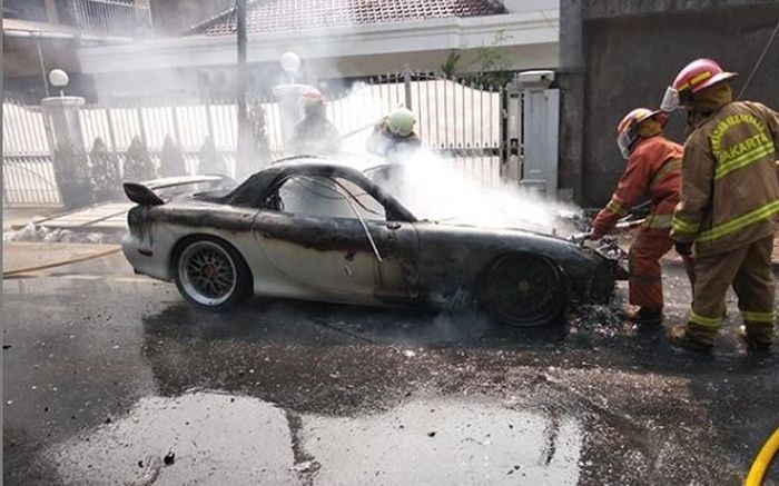 Mazda RX-7 terbakar Kamis (06/08/2020).