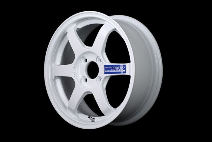 Pelek Rays TE37 Gravel warna putih jadi pilihan pasokan part di digimod Corolla Cross ini