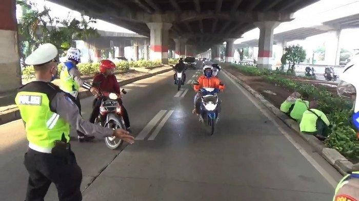 Masih banyak ditemukan sepeda motor yang masuk jalur cepat di Jalan DI Panjaitan, Jakarta Timur