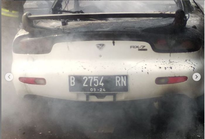 Kondisi bumper belakang Mazda RX-7 yang terbakar di Jl Wolter Monginsidi, Jakarta Selatan