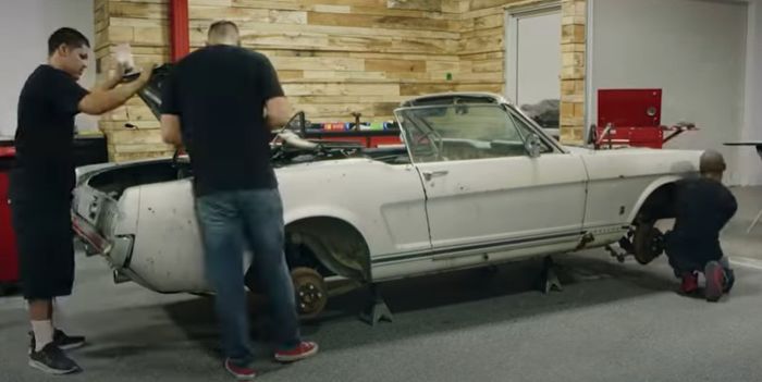 Ford Mustang 1965 milik Lisa Bonet yang sedang direstorasi