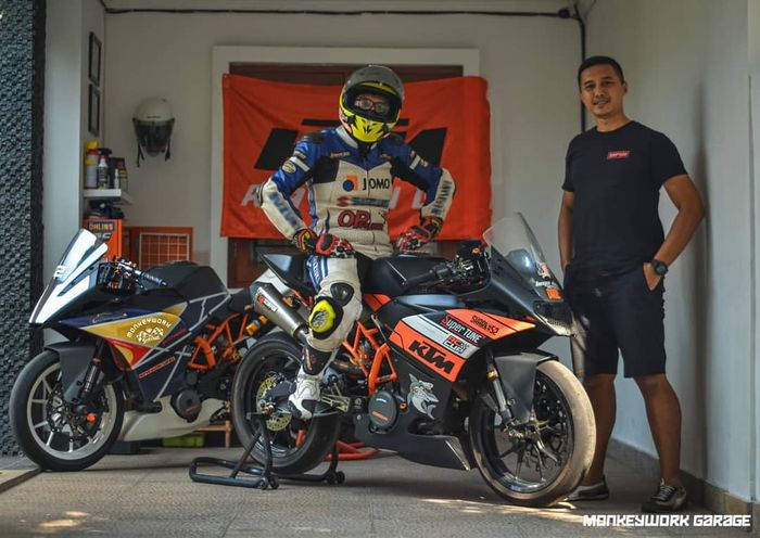 Herman (kaos hitam) punggawa Monkeywork Garage.