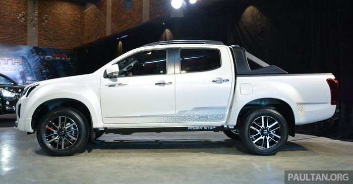 Tampilan samping Isuzu D-Max Stealth edisi spesial