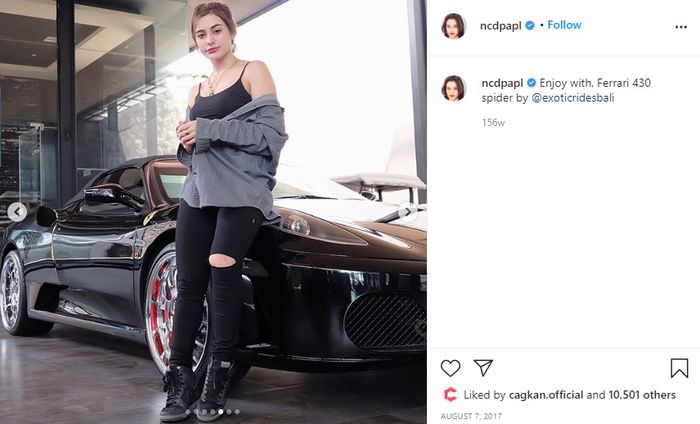 Potret seksi Nora Alexandra, istri dari musisi Jerinx SID saat berpose bareng Ferrari 430 Spider