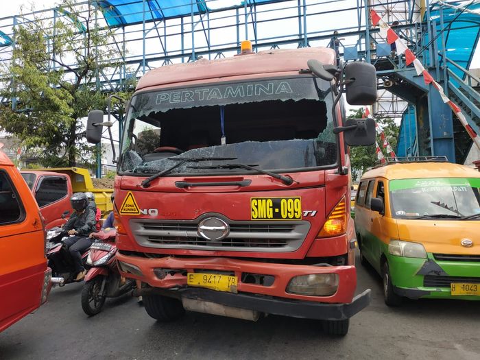 Truk tangki Pertamina terlibat kecelakaan beruntun di Jl. Jenderal Sudirman, Semarang pada Jumat (7/8/2020).