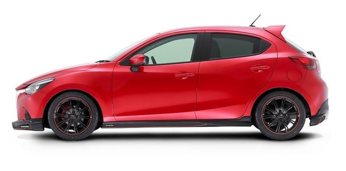 Tampilan sisi Mazda2 DAMD