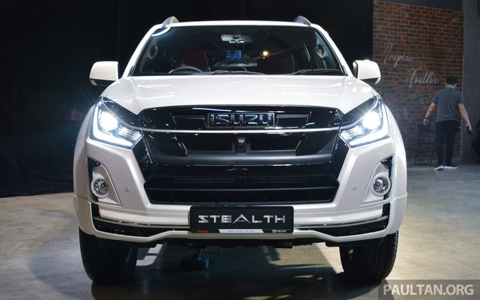 Tampilan depan Isuzu D-Max Stealth edisi spesial