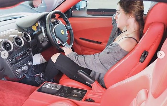 Nora Alexandra saat berpose di dalam kabin Ferrari 430 Spider 