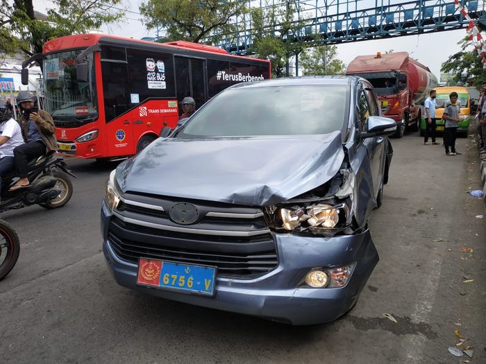 Toyota Kijang Innova mobil dinas TNI AL terlibat kecelakaan beruntun di Jl. Jenderal Sudirman, Semarang pada Jumat (7/8/2020).
