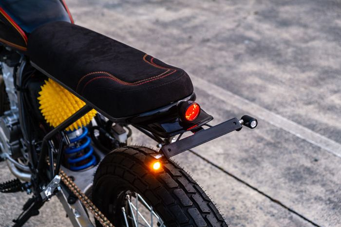 Subframe dirombak dan diberi jok bergaya brat style