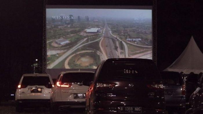 Menonton bioskop dari mobil di Mall Alam Sutera Kota Tangerang. 