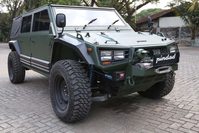 Prototipe kendaraan taktis (rantis) Maung 4x4