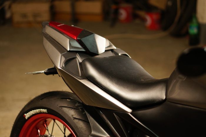 Jok custom semakin mendukung aura neo retro sport di Honda CB150R Streetfire ini.