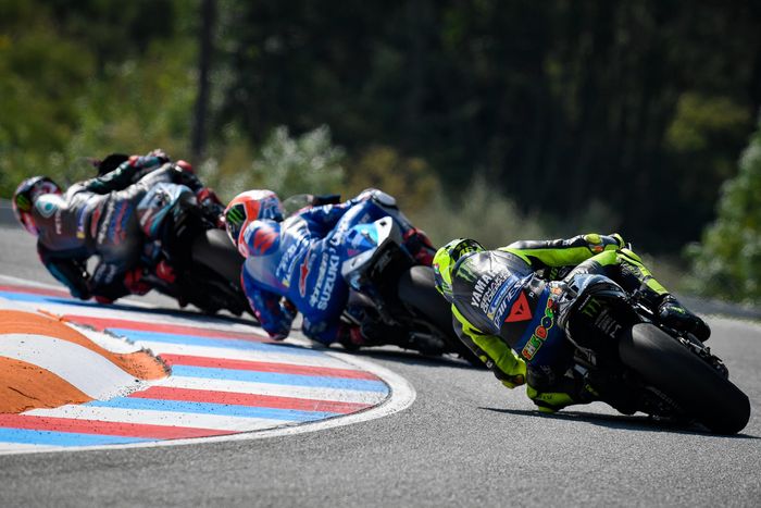 Banyak tertahan di baris tengah, membuat Valentino Rossi terlambat menembus grup terdepan di MotoGP Ceko 2020