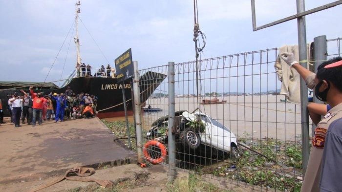 Toyota Avanza tercebut sungai Mahakam, Kalimantan Timur