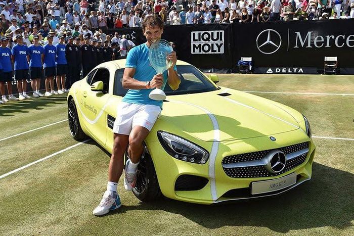 Rafael Nadal mendapat hadiah Mercedes-Benz AMG GT-S setelah menjuarai Stuttgart Open 2015