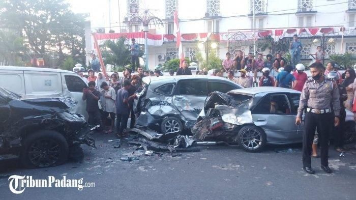 Mitsubishi Pajero Sport hantam 6 mobil hingga hancur berserakan di kota Padang Sumbar.
