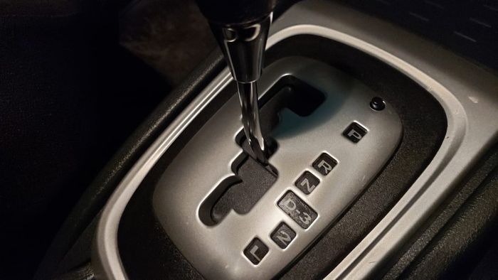 Tuas transmisi Toyota Rush transmisi matik yang parkir pararel bisa digeser dari posisi P ke N dengan menekan tombol shift lock