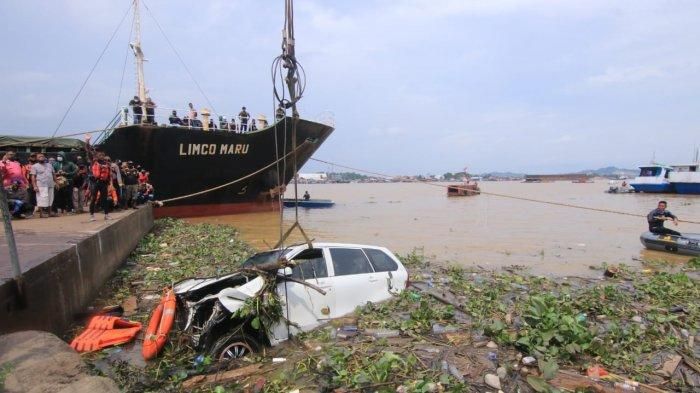 Evaskuasi Toyota Avanza tercebur sungai Mahakam, Kalimantan Timur