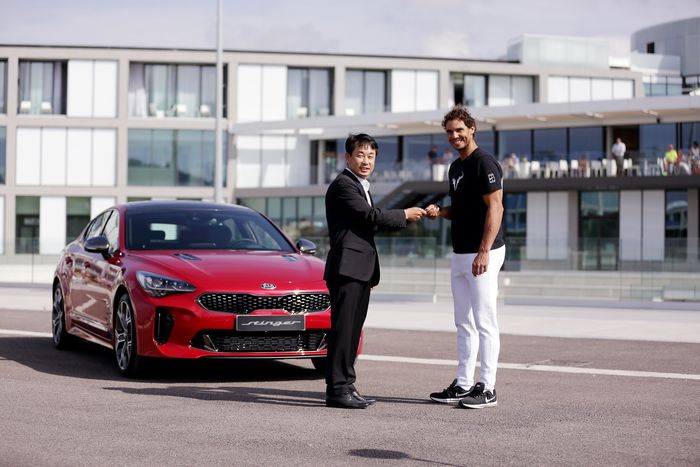 Rafael Nadal mendapatkan hadiah KIA Stinger GT