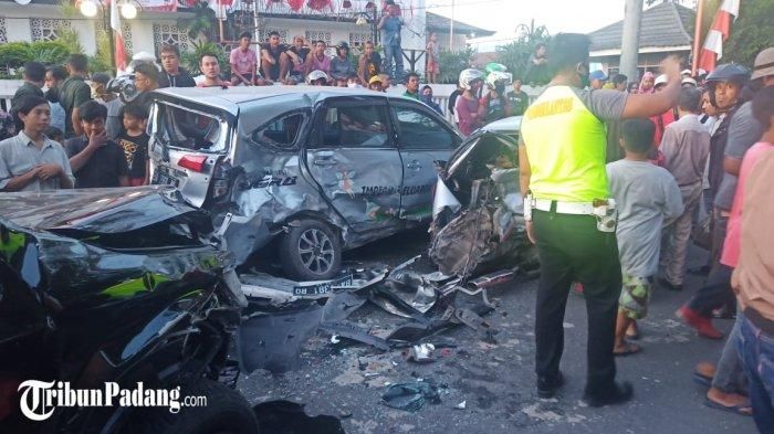 Kondisi enam mobil yang diterjang Mitsubishi Pajero Sport di kota Padang