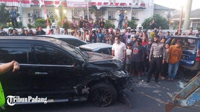 Mitsubishi Pajero Sport tabrak 6 mobil di kota Padang, Sumatera Barat