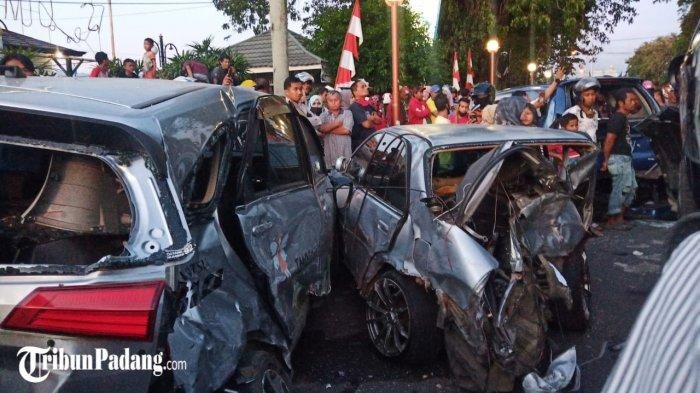 Daihatsu Sigra dan Honda City hancur berikut empat mobil lain yang ditabrak Mitsubishi Pajero Sport di kota Padang
