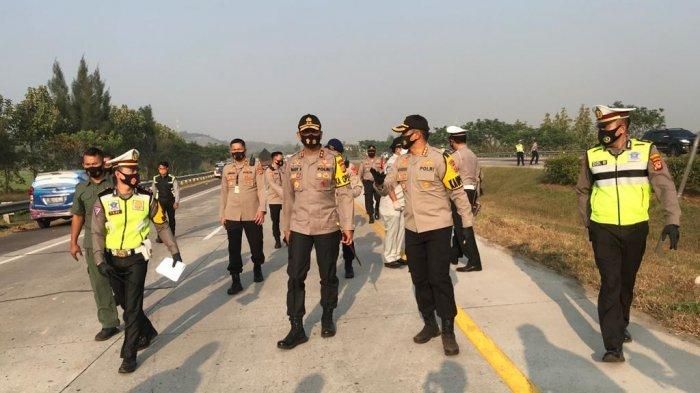 Kapolda Jabar, Irjen Pol Rudy Sufahriadi, didampingi Kapolresta Cirebon, Kombes Pol M Syahduddi, saat meninjau lokasi kecelakaan lalu lintas yang menyebabkan delapan orang meninggal dunia dan 15 orang luka-luka di KM 184 Tol Cipali, Desa Ciwaringin, Kecamatan Ciwaringin, Kabupaten Cirebon, Senin (10/8/2020).