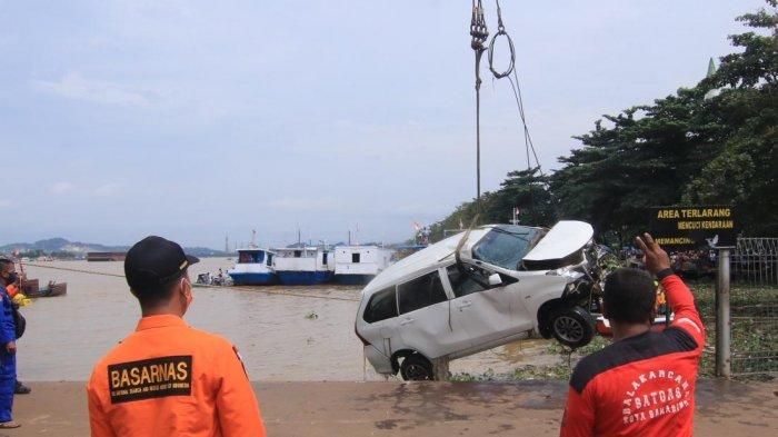Toyota Avanza berhasil dievakuasi dari dasar sungai Mahakam, Kalimantan Timur