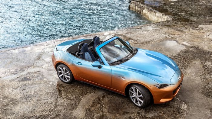 Kabin Mazda MX-5 dilapis bahan jenis denim untuk celana jins