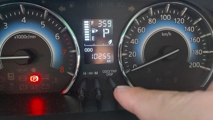 Tombol pengaturan odometer atau display MID untuk mengaktifkan atau mematikan fitu Eco Indicator di Toyota Rush terbaru.