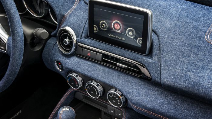 Kabin Mazda MX-5 dilapis bahan jenis denim untuk celana jins