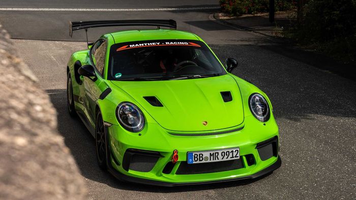 Tampilan eksterior 911 GT3 ini jadi makin sporty dengan body kit serat karbon