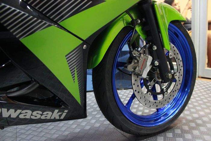 Kawasaki Ninja 150 RR pakai pelek forged MOS kepunyaan Yamaha R25.