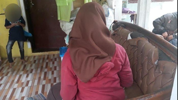 Y (18), korban pelecehan seksual di bermodus raba payudara saat memberi keterangan di Ciracas, Jakarta Timur, Rabu (11/3/2020) .
