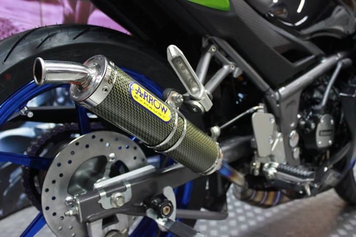 Knalpot pakai Arrow Carbon Kevlar plus header ProjectOne Titanium Blue.