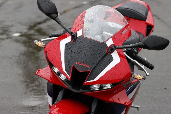 tampilan Honda CBR600RR dari depan yang sipit