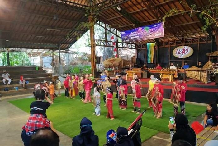 Pertunjukan kesenian di Saung Angklung Udjo (SAU), Bandung.