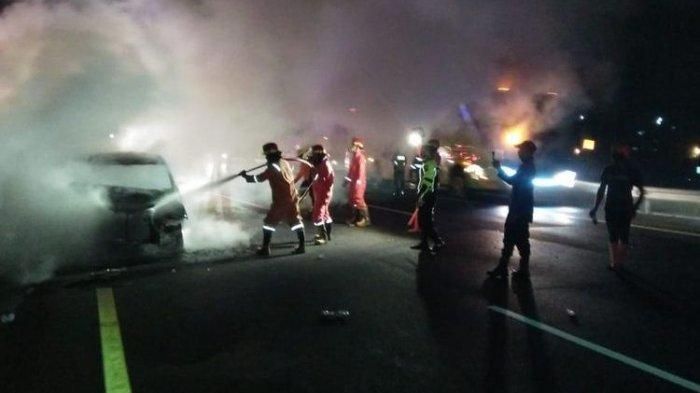 Proses pemadaman api terhadap Toyota Avanza yang terbakar hebat di ruas tol Semarang-Bawen