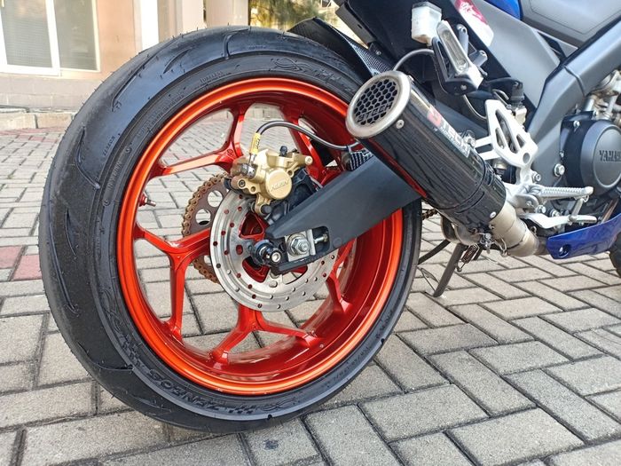 Bagian kaki belakang dipadu swing arm Yamaha R15 V2