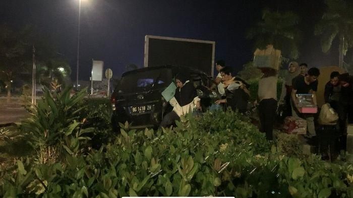 Para penumpang Toyota Avanza selamatkan diri usai kecelakaan nyangkut di atas taman Tugu Bintang Sekayu, Musi Banyuasin, Sumatera Selatan