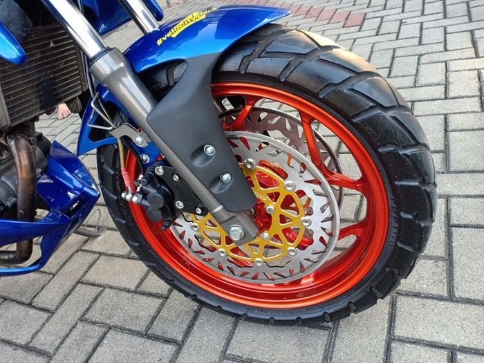 Bagian depan dibuat double cakram. 