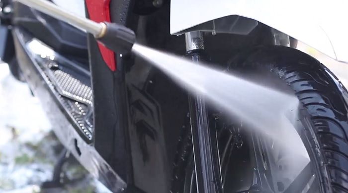 Air tekanan tinggi pada tukang cuci steam ternyata bisa bikin kisi-kisi radiator penyok 