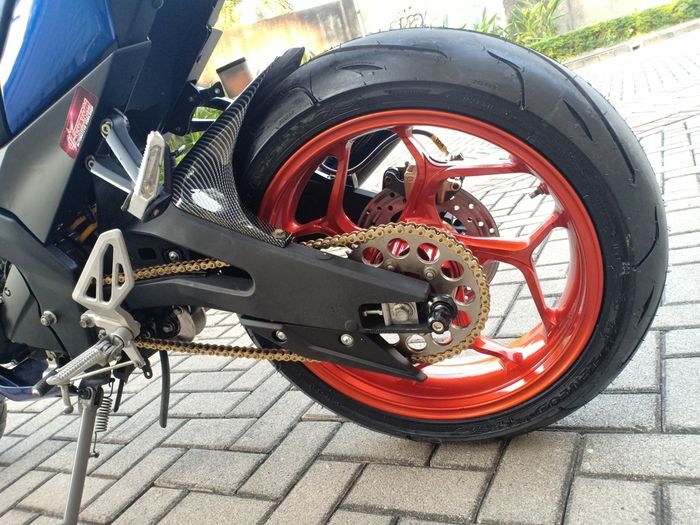 Pakai pelek lebar plus swing arm R15 V2.