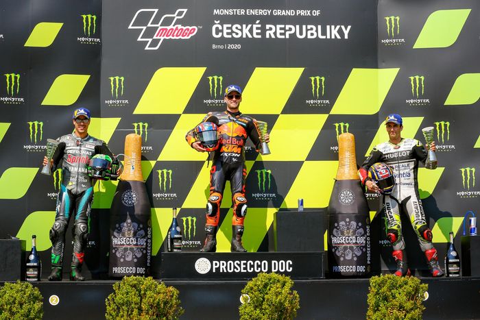 Brad Binder memenangi MotoGP Ceko 2020, di urutan ke dua ada Franco Morbidelli dan disusul Johann Zarco.